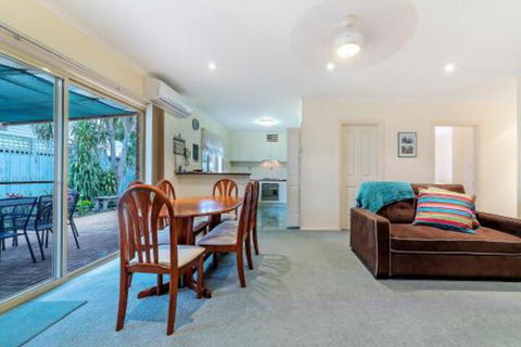 2 / 3 Wyndham AveCowes - Lightning Ridge Tourism 3