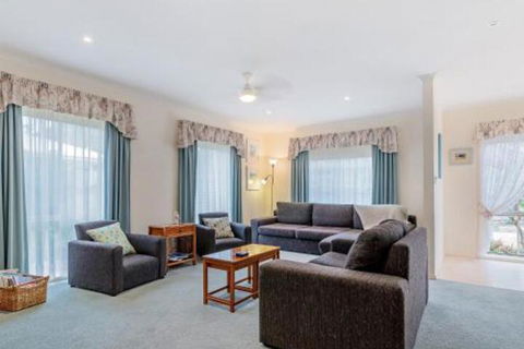 2 / 3 Wyndham AveCowes - Lightning Ridge Tourism 7