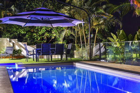Just In Paradise Waterfront 5 Bedroom Deluxe House Central Broadbeach Location - Accommodation Port Macquarie 1