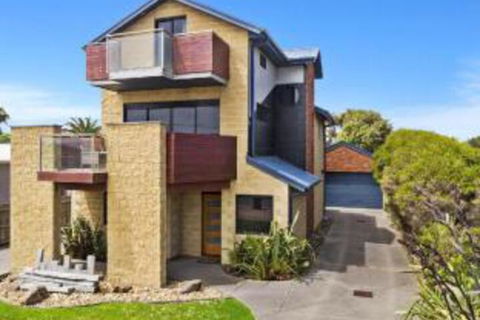 The Island Manor Family Seaside Stay With Views - Yamba Accommodation 0