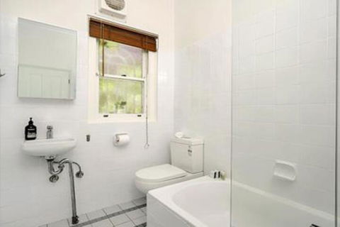 Spacious Two Bedroom Apartment In Crows Nest HUNT1 - Accommodation Newcastle 0