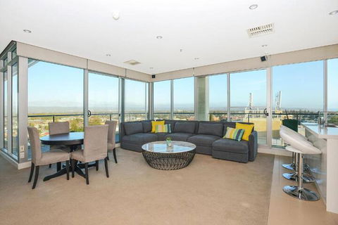 Glenelg Skyline Penthouse WiFi - Yamba Accommodation 7