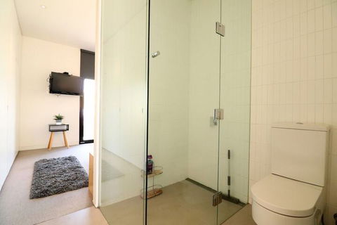 Inspired Designer Carlton North Terrace - Rejuvenate Stays - Brisbane Tourism 7