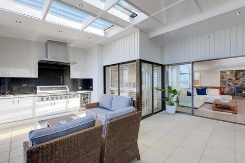Whispering Sands 10 Sandy Point Road Luxury Waterfront Home With Aircon WIFI & Foxtel - Accommodation Ballina 6