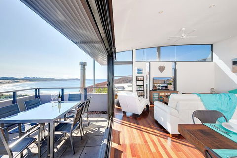 The Deckhouse 22 / 26 One Mile Close - Victoria Tourism 1