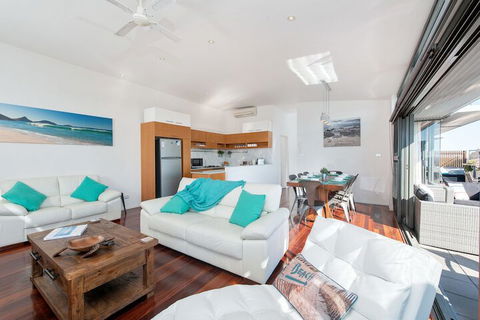 The Deckhouse 22 / 26 One Mile Close - Victoria Tourism 2