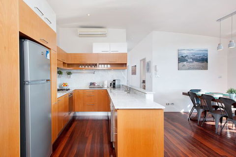 The Deckhouse 22 / 26 One Mile Close - Victoria Tourism 3