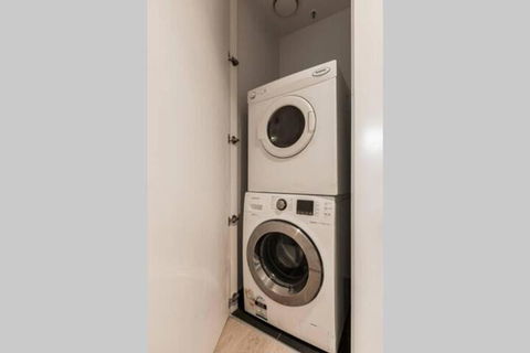 Stylish Melbourne CBD Lighthouse Apartment - Lightning Ridge Tourism 7