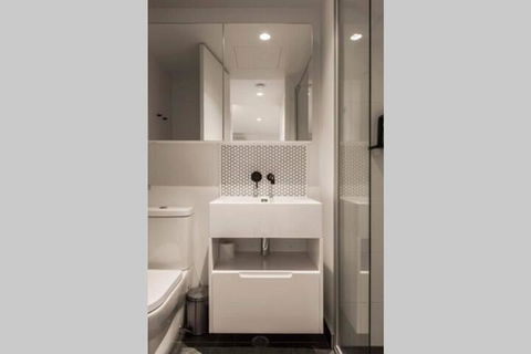 Stylish Melbourne CBD Lighthouse Apartment - Lightning Ridge Tourism 5
