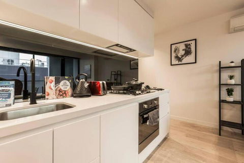 Stylish Melbourne CBD Lighthouse Apartment - Lightning Ridge Tourism 4