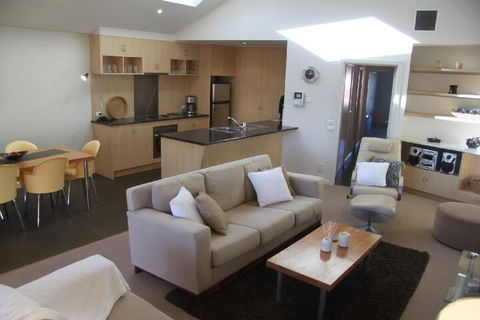 SACKVILLE APARTMENT 1 - Lightning Ridge Tourism 3