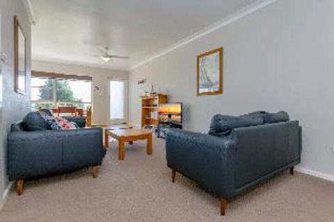 1 Bedroom Apartment Quarterdeck Unit 1 / 12 - Holiday Jervis Bay 2