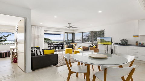 A Stylish Apartment With Noosa Views! Unit 6 Yaringa 29 Noosa Drive - Accommodation Sunshine Coast 6