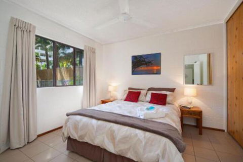 Budget Apartment Trinity Beach - Lightning Ridge Tourism 2