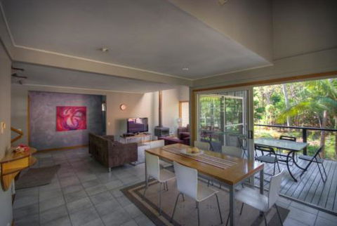 6 Satinwood Drive Rainbow Shores Stylish Beach House Free WiFi - Holiday Melbourne 1