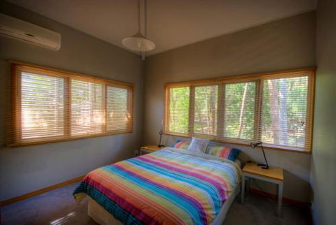 6 Satinwood Drive Rainbow Shores Stylish Beach House Free WiFi - Holiday Melbourne 0