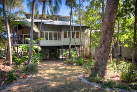 6 Satinwood Drive Rainbow Shores Stylish Beach House Free WiFi - Holiday Melbourne 2