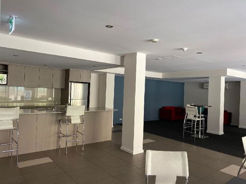 ARENA RESORT STYLE EXEC FREE NETFLIX WIFI WINE - Wagga Wagga Accommodation 3