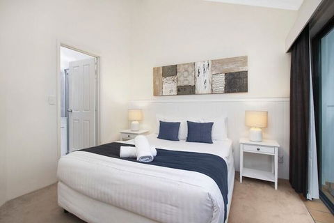 Pine Court Apartments - Accommodation Newcastle 7