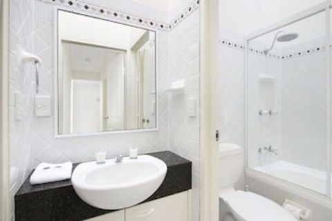 Pine Court Apartments - Accommodation Newcastle 4