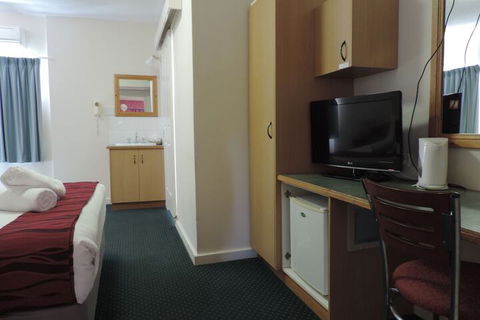 O'Shea's Royal Hotel - Kawana Tourism 3