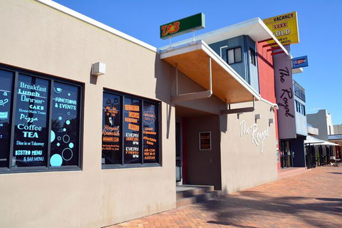 O'Shea's Royal Hotel - Kawana Tourism 1