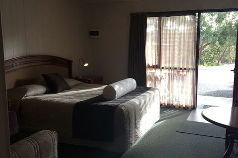 Parsons Bay Retreat - Lightning Ridge Tourism 4