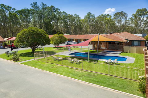 Advance Motel - Whitsundays Tourism 1