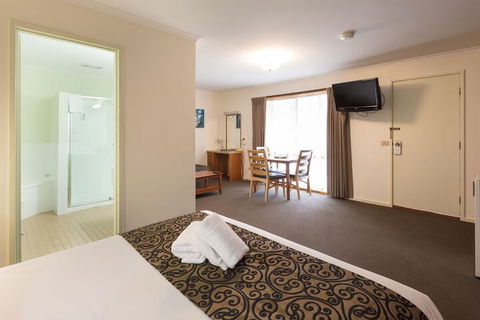 Advance Motel - Whitsundays Tourism 4