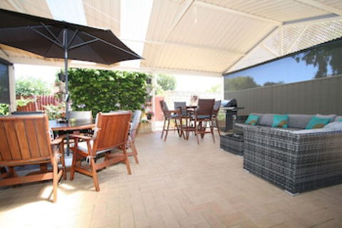 Safety Bay Guest House - Yamba Accommodation 0