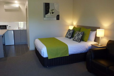Golden Chain Tower Motor Inn - Tourism Townsville 1