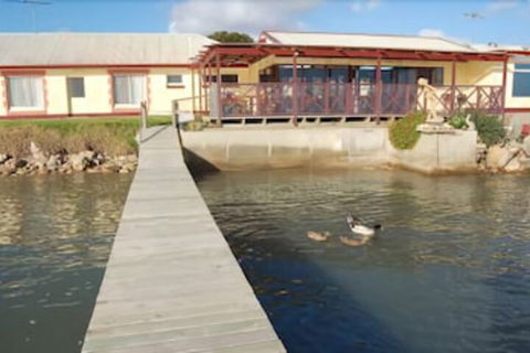 Meningie's Waterfront Motel - Accommodation Redcliffe 0