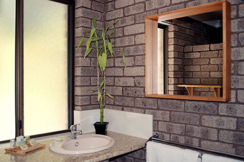 Caves Road Chalets - Brisbane Tourism 5
