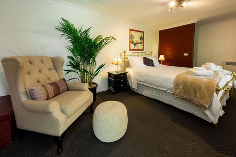 Holly Lodge - Accommodation Newcastle 6