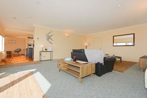 The Esplanade Kingston Beach - Beachfront - Tourism Listing 2