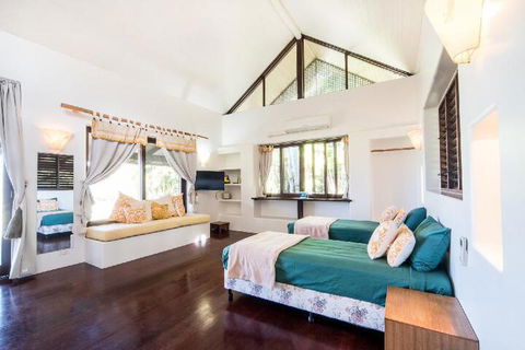 Paradise Cove Whitsundays - Lightning Ridge Tourism 7