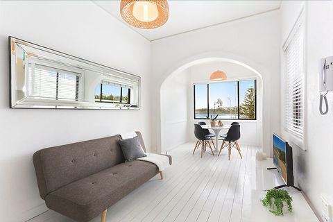 Minimalist Beachfront Apartment - Brisbane Tourism 6