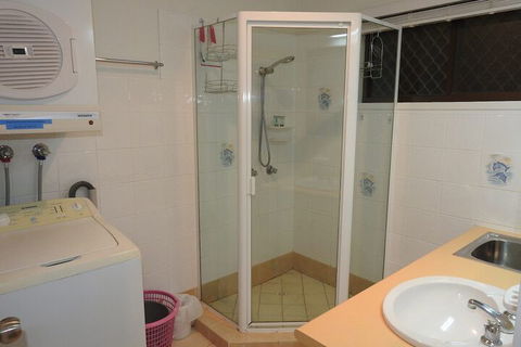 Immaculate First Floor Waterfront Unit Welsby Pde Bongaree - Accommodation Newcastle 4