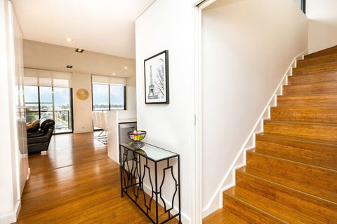 Stylish Inner City Penthouse Apartment - Accommodation Main Beach 2