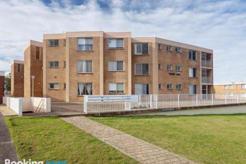 12 Thurlow Lodge 6 Thurlow Avenue Water Views Pool & Central Location - Accommodation Ballina 4
