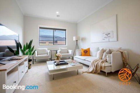 109Cozy Cranbourne Family House5Bed2Bath2Parking - Accommodation Newcastle 1