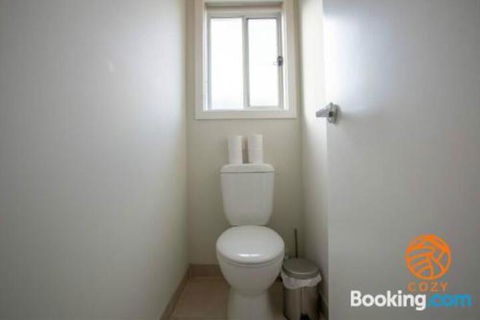 109Cozy Cranbourne Family House5Bed2Bath2Parking - Accommodation Newcastle 2
