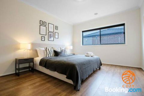 109Cozy Cranbourne Family House5Bed2Bath2Parking - Accommodation Newcastle 4