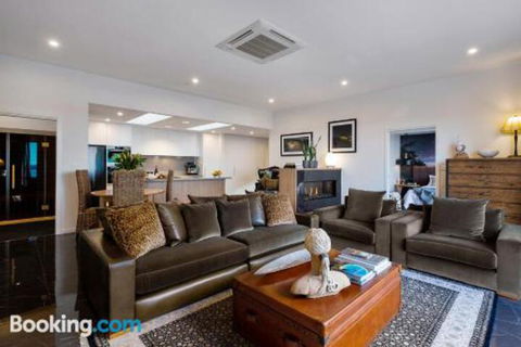 Tinderbox Retreat - Accommodation Newcastle 6