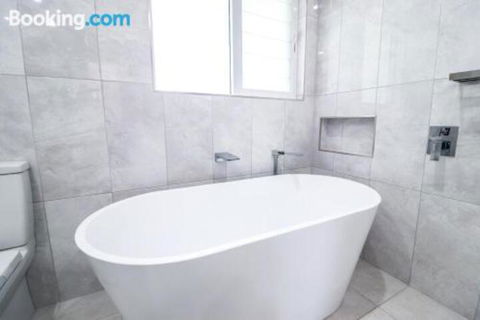 Saltwater Manor - Accommodation Newcastle 6