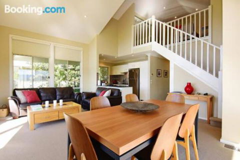 Hillcrest Spectacular Views! - Accommodation Newcastle 0