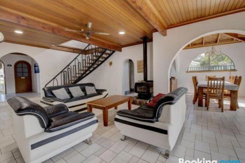 31 Rest Point Absolute Waterfront With Jetty - Accommodation Newcastle 0
