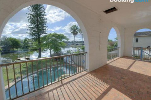 31 Rest Point Absolute Waterfront With Jetty - Accommodation Newcastle 4