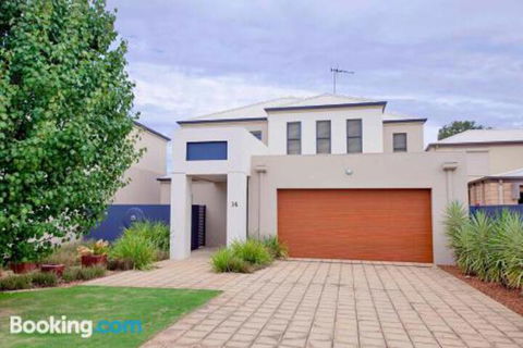 Brookwater Waterfront On Lake Mulwala - Cruises Travel 1