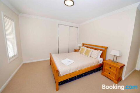 Brookwater Waterfront On Lake Mulwala - Cruises Travel 5